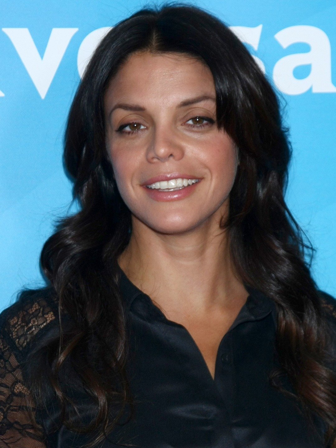 How tall is Vanessa Ferlito?